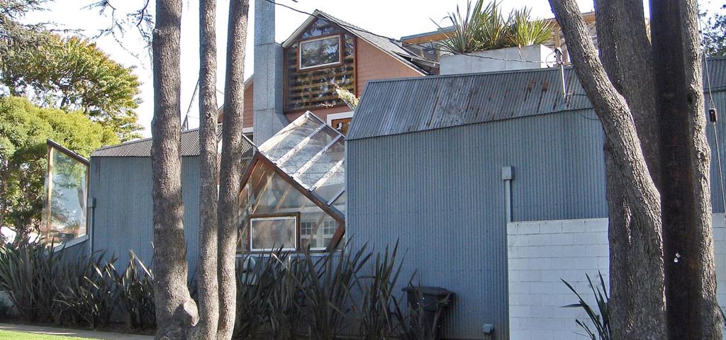 Το σπίτι του αρχιτέκτονα Frank Gehry που εξαγρίωσε τους γείτονες και τον έκανε διάσημο Το σπίτι του αρχιτέκτονα Frank Gehry που εξαγρίωσε τους γείτονες και τον έκανε διάσημο